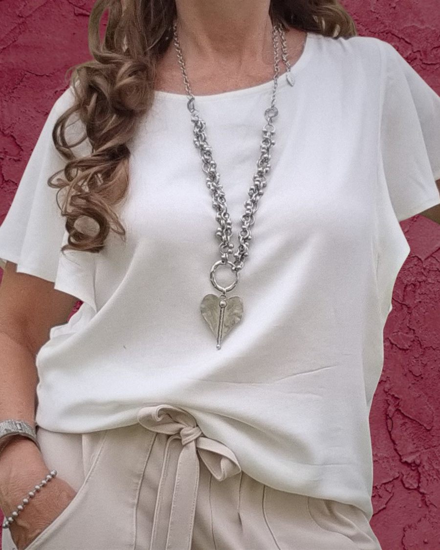 Blusa blanca de manga con volados