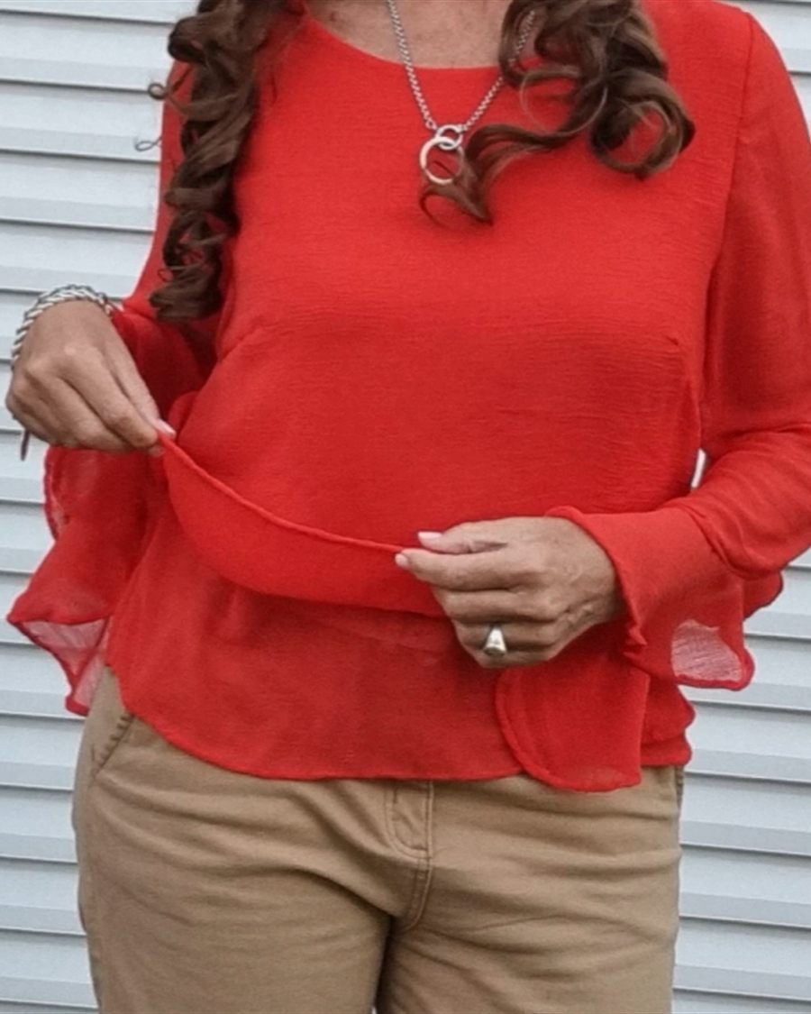 Blusa roja de doble capa